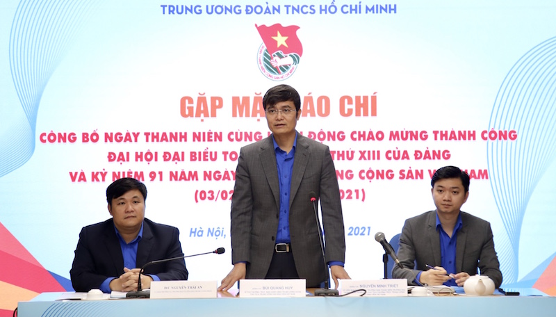 Les jeunes vietnamiens avancent fermement sous le drapeau du Parti